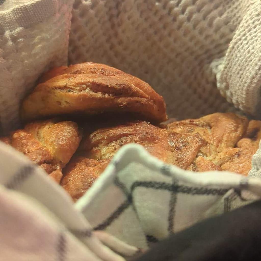 Cinnamon-cardamom rolls in a basket